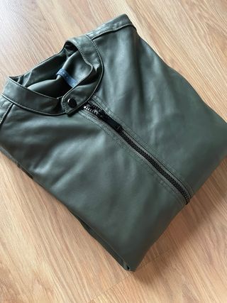 Cazadora Zara efecto piel verde oliva Talla L
