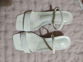 Sandalias blancas tacón bajo