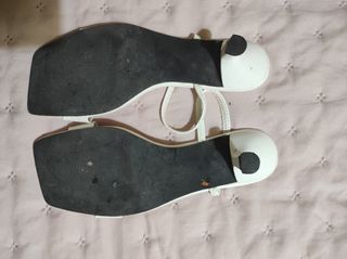 Sandalias blancas tacón bajo