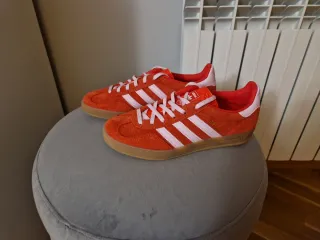 Zapatillas Adidas Gazelle rojas y rosas
