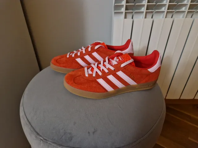 Zapatillas Adidas Gazelle rojas y rosas