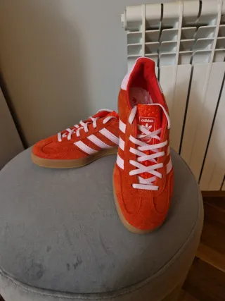 Zapatillas Adidas Gazelle rojas y rosas