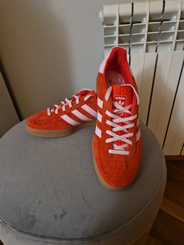 Zapatillas Adidas Gazelle rojas y rosas