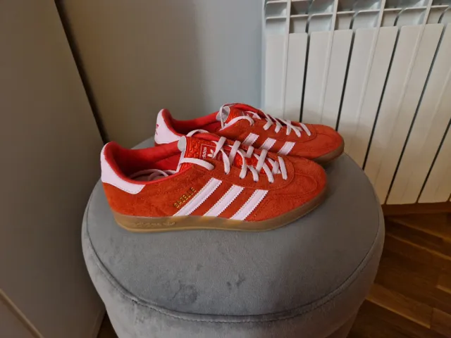 Zapatillas Adidas Gazelle rojas y rosas