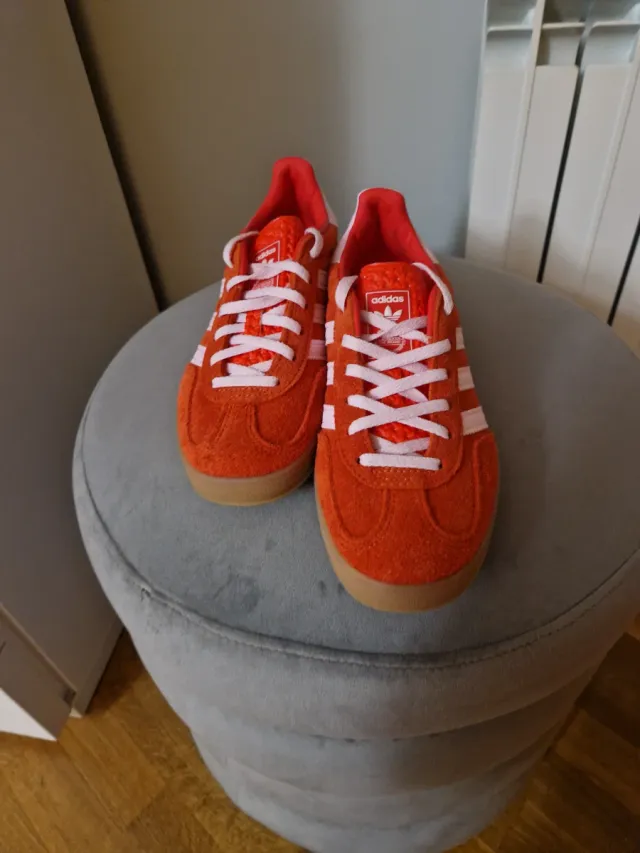 Zapatillas Adidas Gazelle rojas y rosas