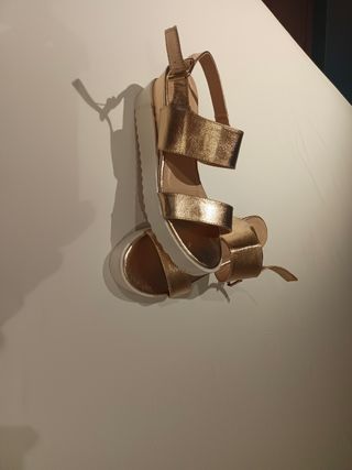 Sandalias doradas tacón - talla 40