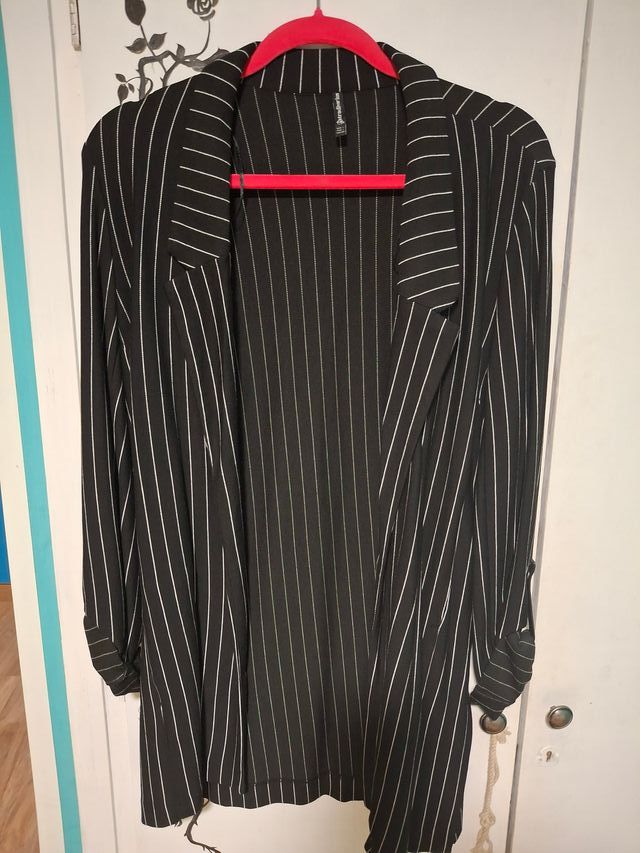 Americana negra a rayas