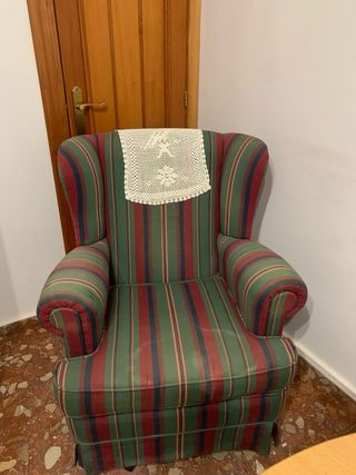 Sofá de rayas rojas y verdes