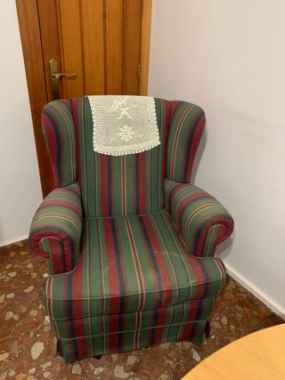 Sofá de rayas rojas y verdes