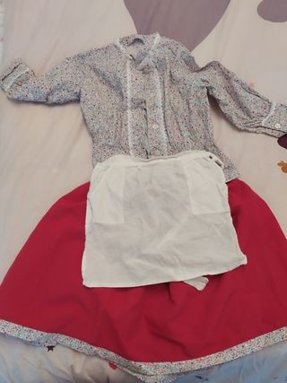 Traje casero niña: blusa , falda y delantal 