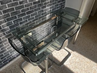 Mesa cristal + 2 sillas diseño