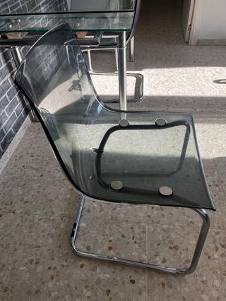 Mesa cristal + 2 sillas diseño