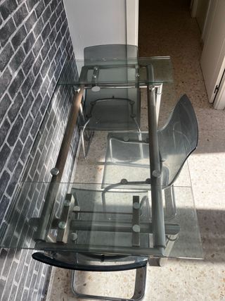 Mesa cristal + 2 sillas diseño
