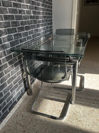 Mesa cristal + 2 sillas diseño