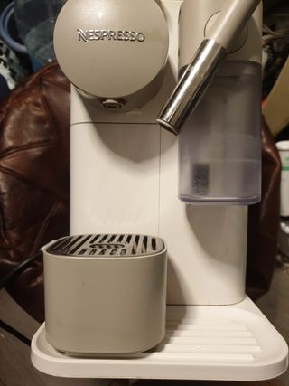 Cafetera Nespresso DeLonghi Lattissima One