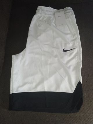 Bermuda Nike Dri-FIT blanca y negra