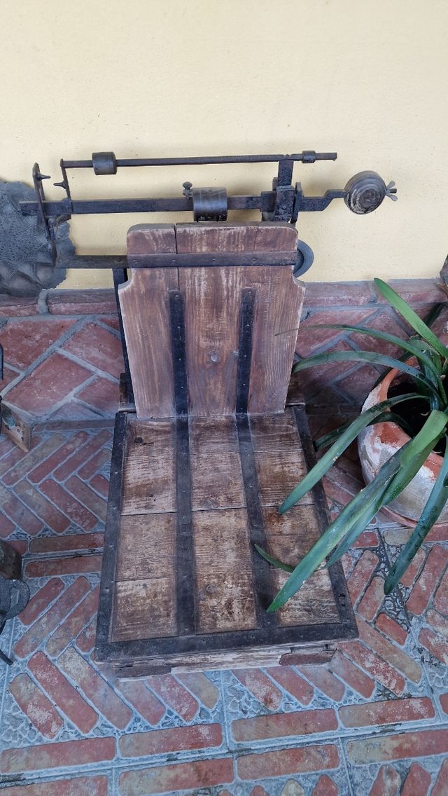 Balanza antigua de madera y metal