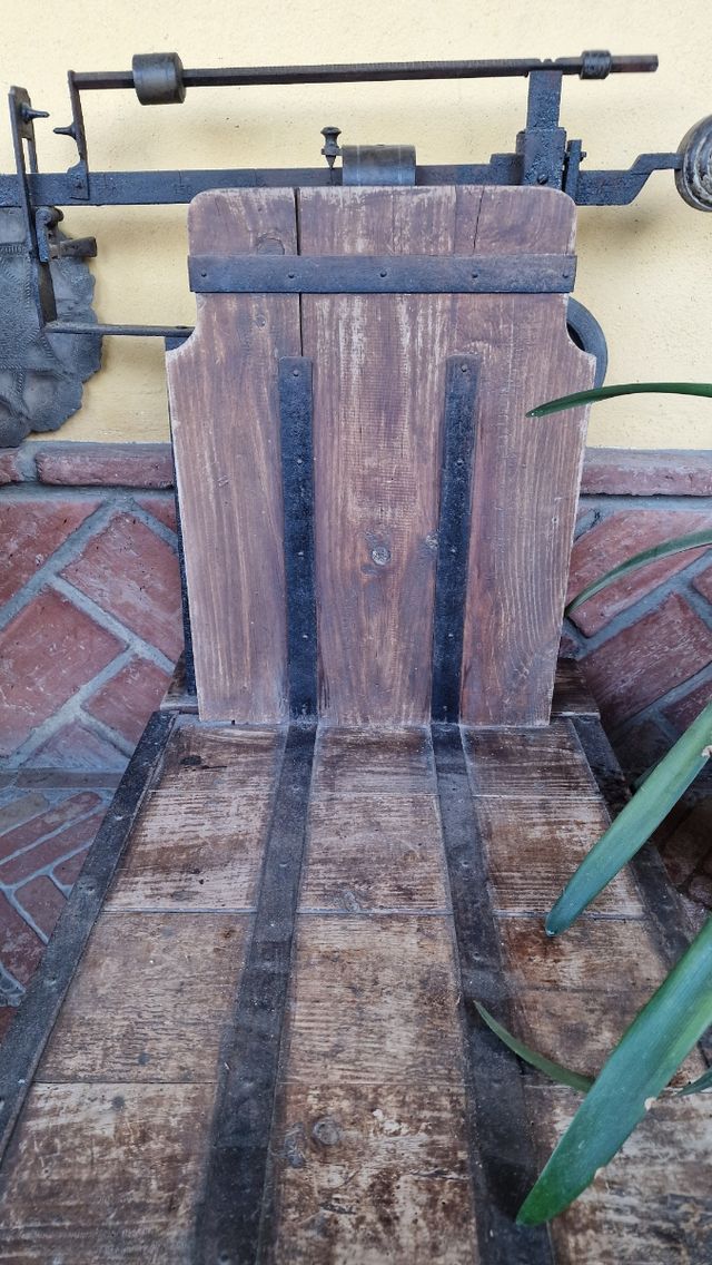 Balanza antigua de madera y metal