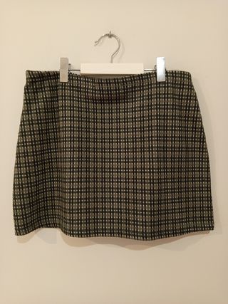 Falda corta de cuadros pequeños, verde oliva.