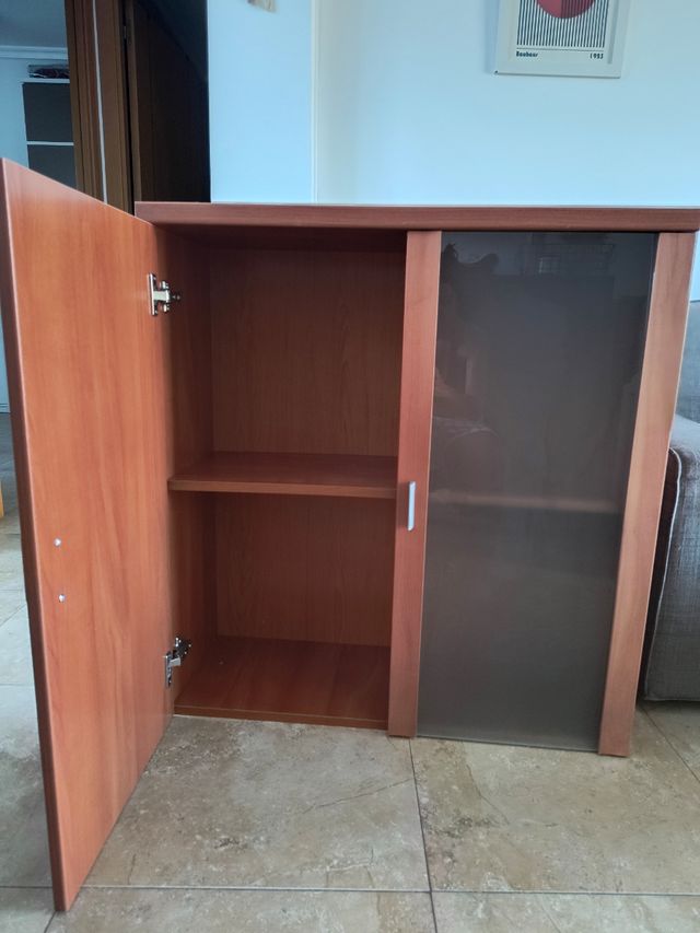 Armario madera con vitrina