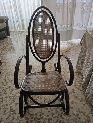 Mecedora vintage de madera y mimbre