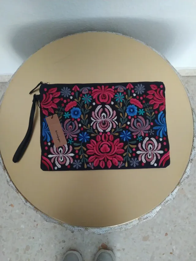 Bolso de pulsera El Corte Inglés negro con bordado