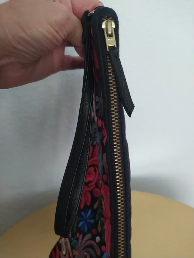 Bolso de pulsera El Corte Inglés negro con bordado