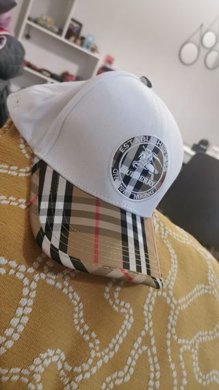 Gorra beige y blanca