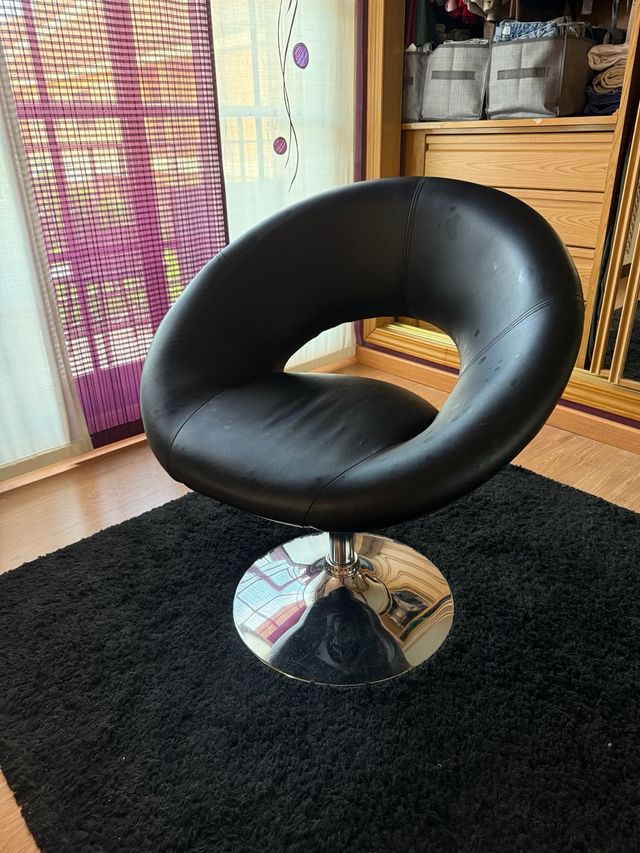 Sillón giratorio negro