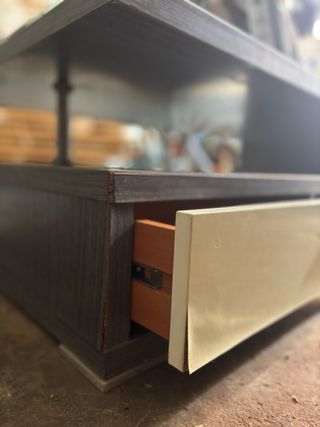 Mesa centro wengue con dos cajones blancos