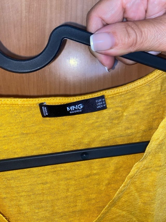 Camiseta Mango mostaza