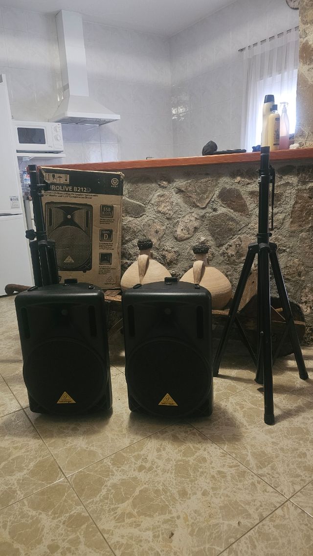 Altavoces Eurolive B212D (Behringer) y Trípodes