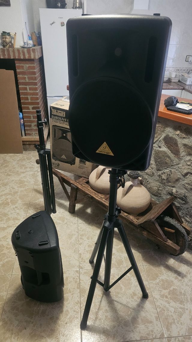 Altavoces Eurolive B212D (Behringer) y Trípodes