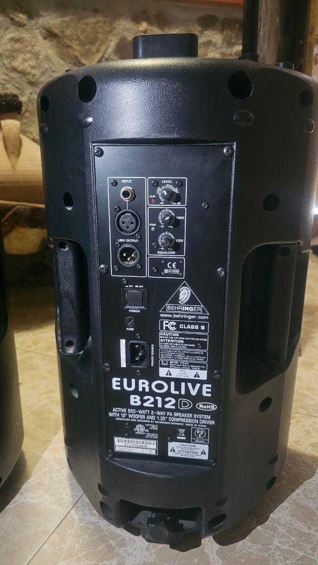Altavoces Eurolive B212D (Behringer) y Trípodes