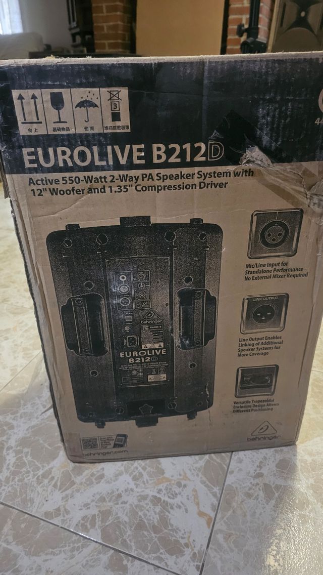 Altavoces Eurolive B212D (Behringer) y Trípodes