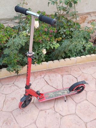 Patinete rojo plegable