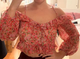 Top Stradivarius floral rosa hombros descubiertos