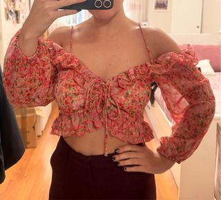 Top Stradivarius floral rosa hombros descubiertos