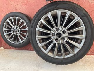 Llantas Ford 17" con neumáticos
al 80%  5x108