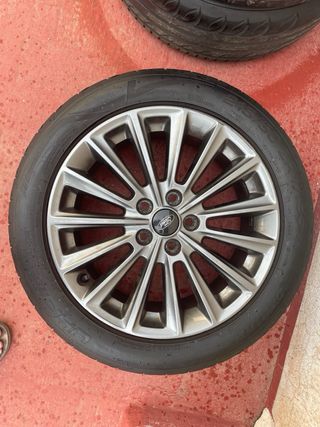 Llantas Ford 17" con neumáticos
al 80%  5x108