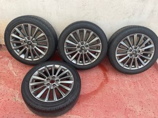 Llantas Ford 17" con neumáticos
al 80%  5x108