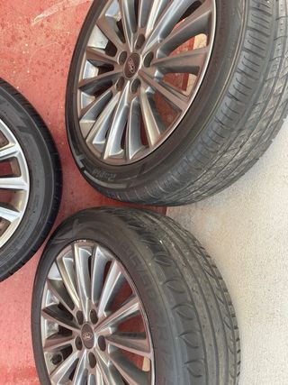 Llantas Ford 17" con neumáticos
al 80%  5x108