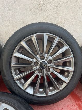 Llantas Ford 17" con neumáticos
al 80%  5x108