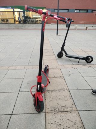 Patinete eléctrico rojo