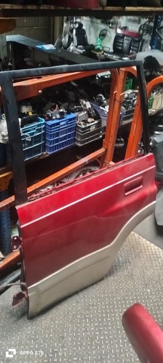Porta posteriore rossa Suzuki Vitara