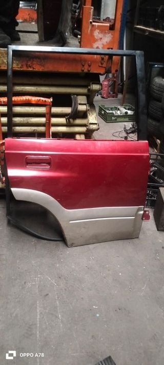 Porta posteriore rossa Suzuki Vitara