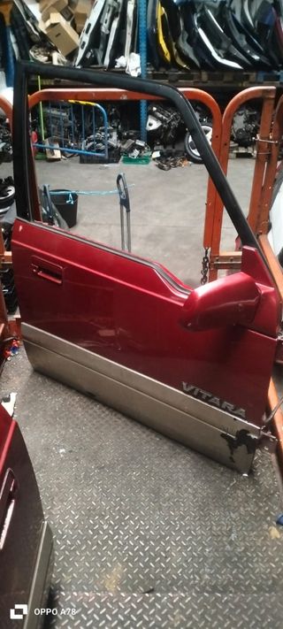 Porta posteriore rossa Suzuki Vitara