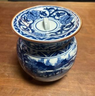 Bote azul y blanco con tapa