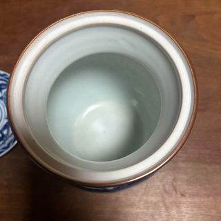 Bote azul y blanco con tapa