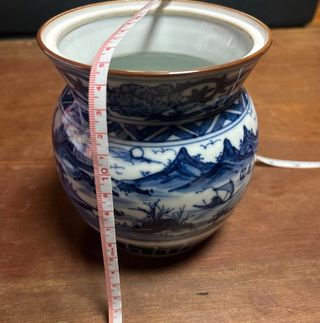 Bote azul y blanco con tapa